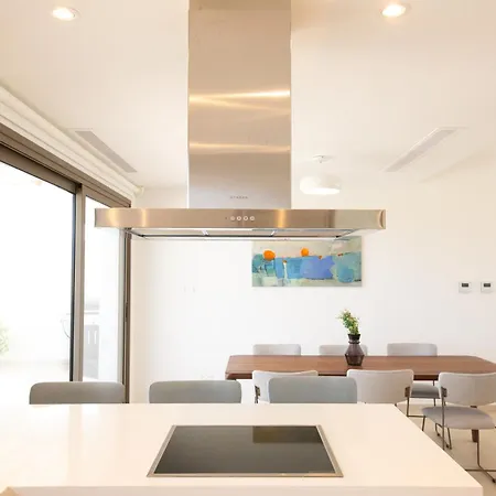 Phaedrus Living: Serenity Waves No.8 Villa