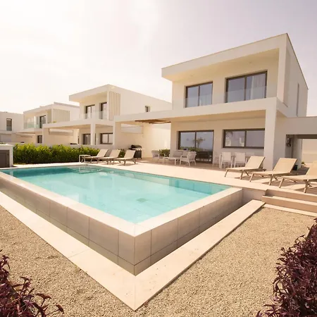 Phaedrus Living: Serenity Waves No.8 Villa